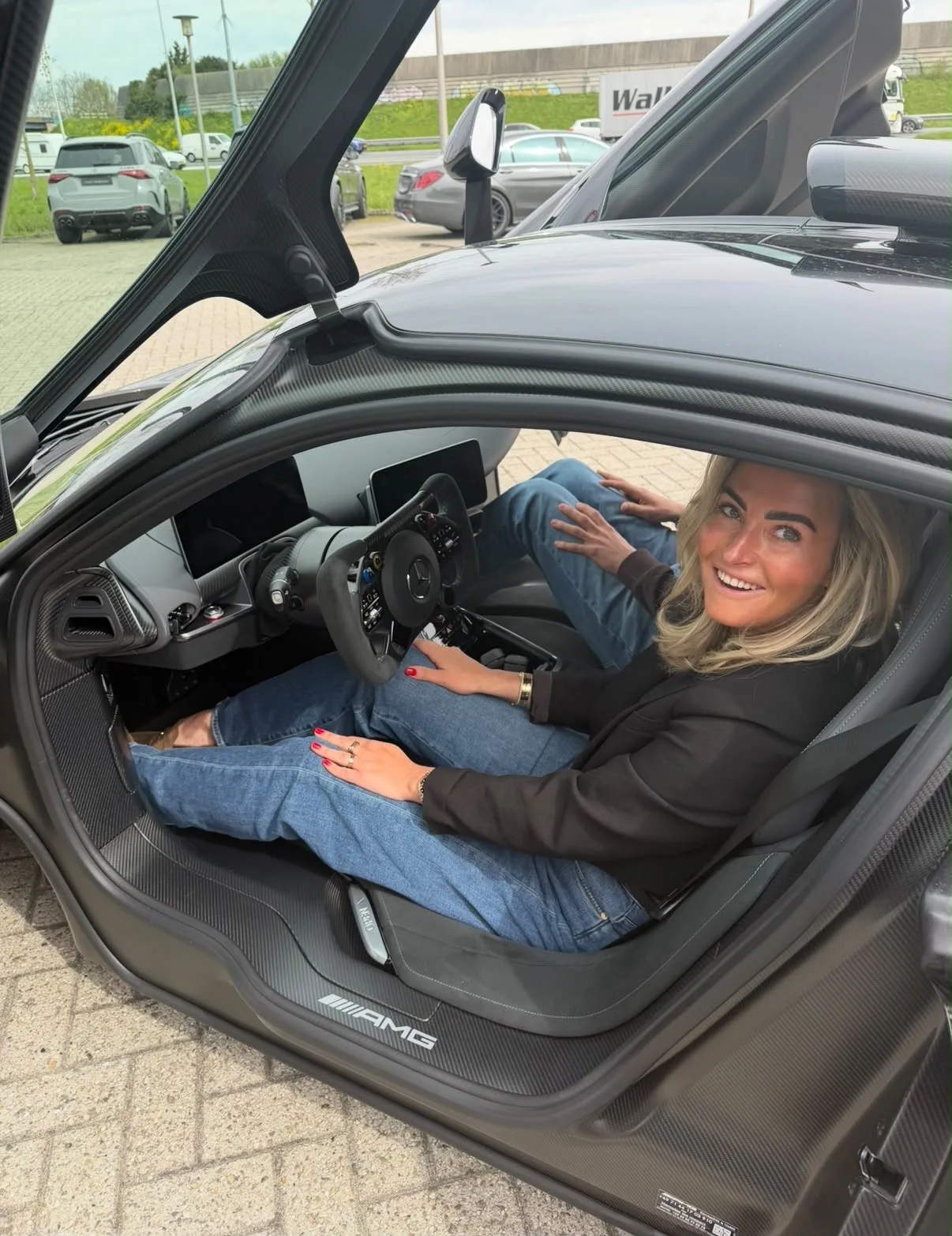 Dempsy Plomp in een Mercedes-AMG ONE