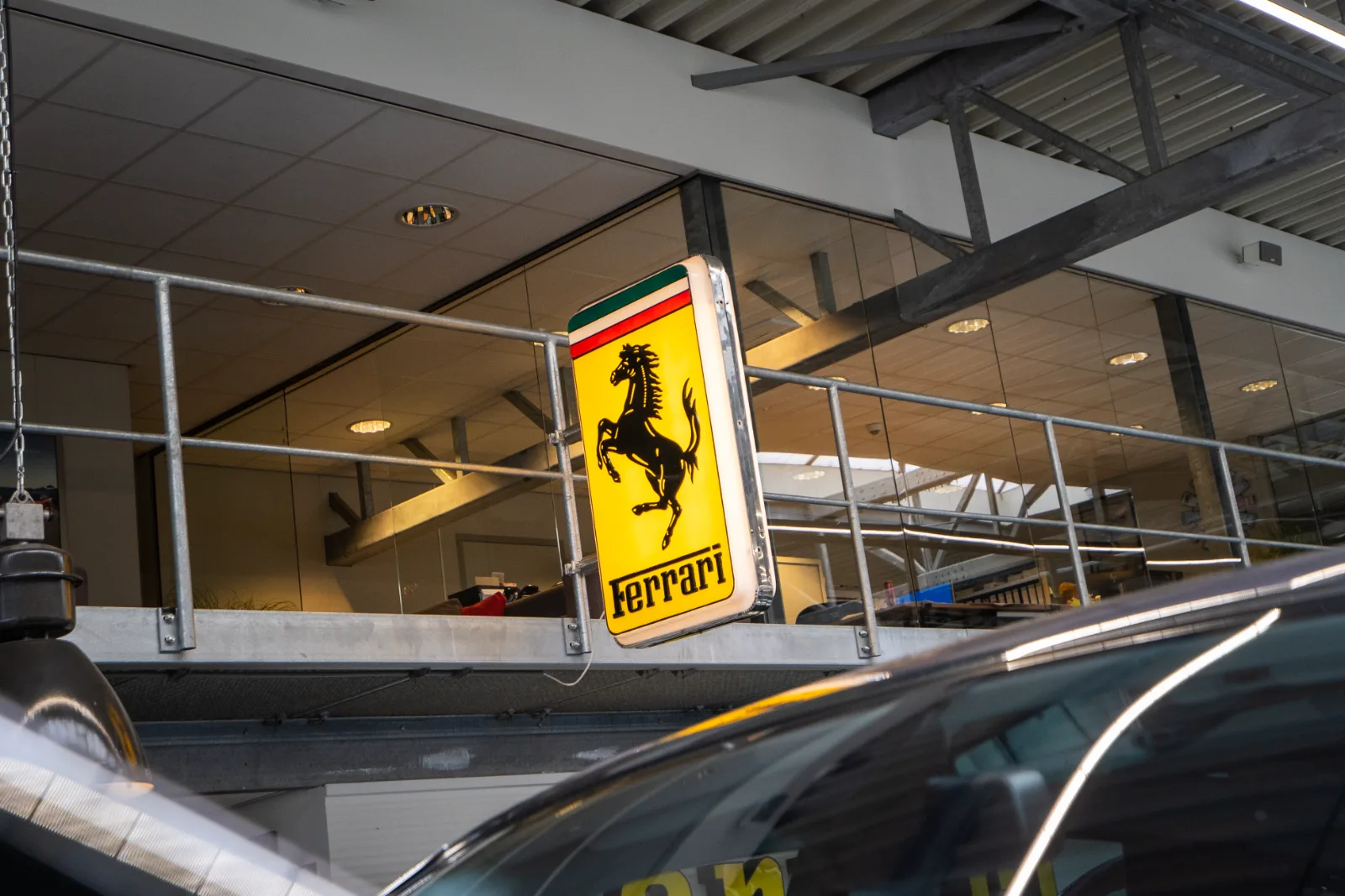 Ferrari-bord boven de showroom